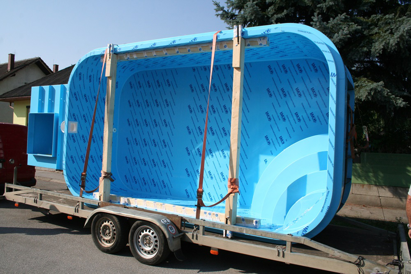 Das Schwimmbecken ist angekommen/The swimming pool has arrived