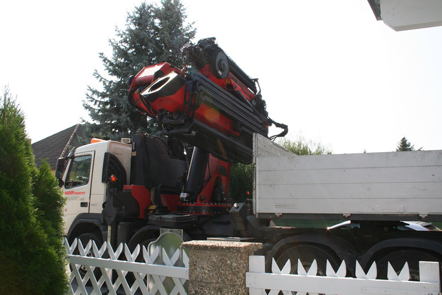 Der Kran ist da, jetzt kann es losgehen/The crane is here, now things can get started.